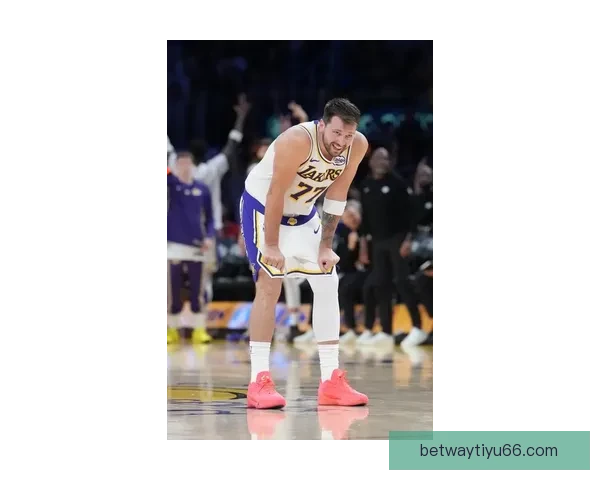 东契奇突破遭遇腿筋拉伤紧急退出比赛 返回更衣室进行治疗