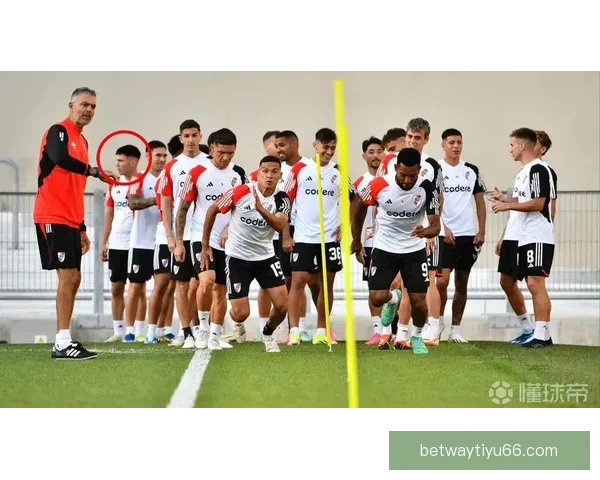 重逢旧爱徒 德米主动拥抱昔日河床弟子马斯坦托诺备战皇马之战 重逢旧爱徒 德米主动拥抱昔日河床弟子马斯坦托诺备战皇马之战